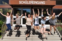 Schuelereingang-zur-Aula